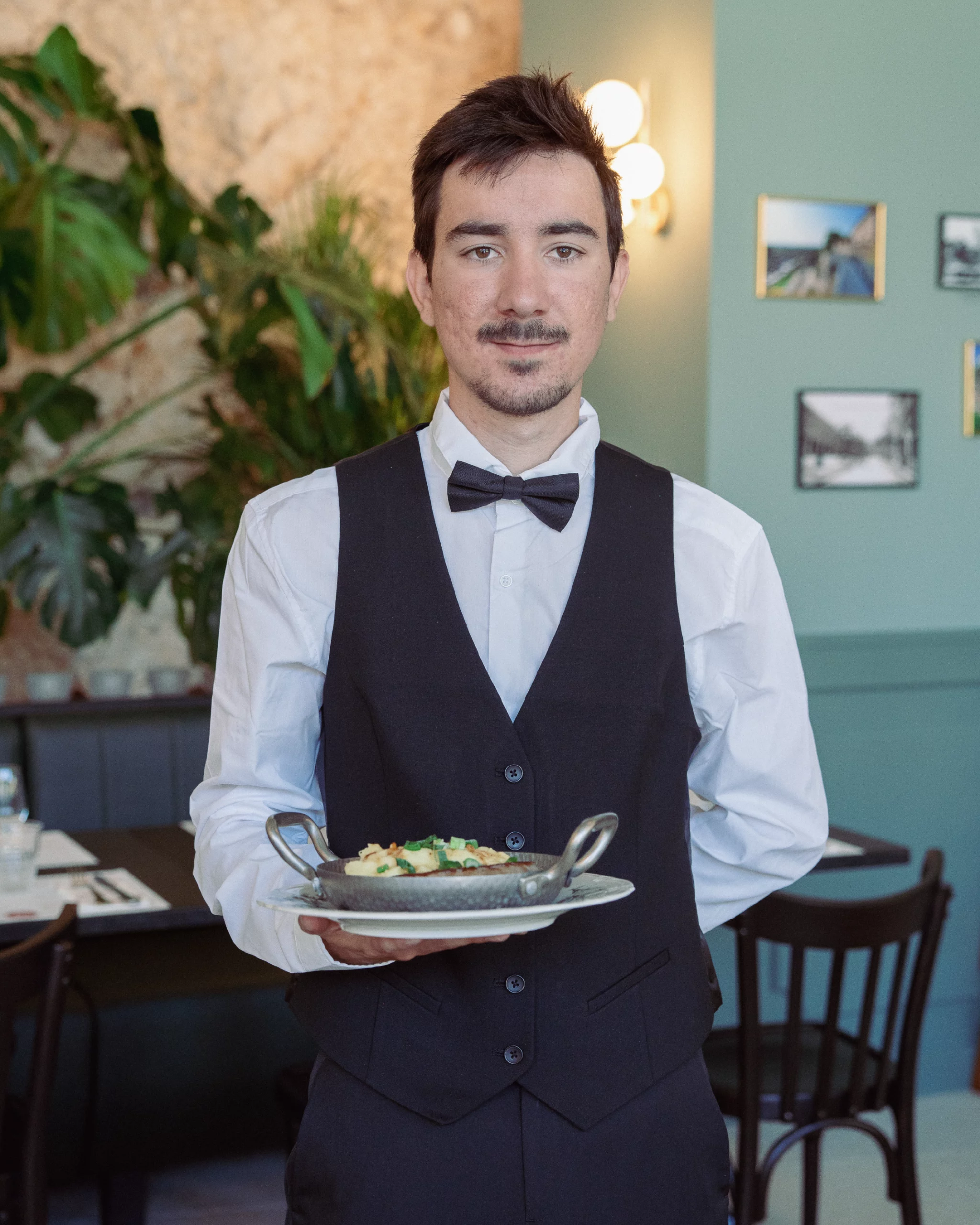 Serveur de la brasserie des halles de morestel